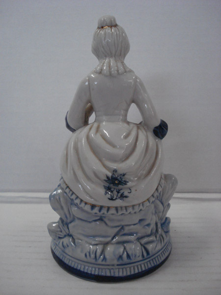 Porselein beeld Vrouw kleur blauw/ wit zittend