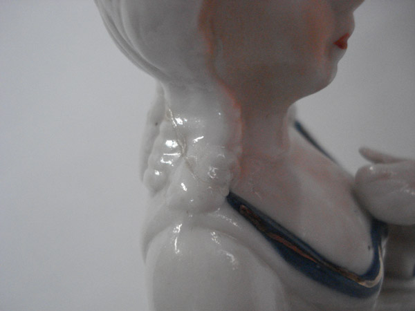 Porselein beeld Vrouw kleur blauw/ wit zittend