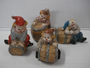Porselein Set a 4 clowns met ton