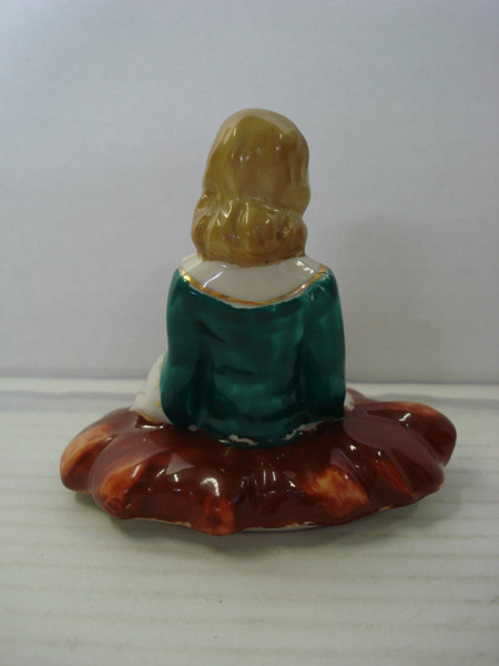 Porselein beeldje Dame, zittend