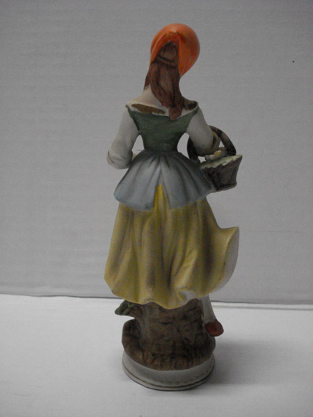 Keramiek beeld Vrouw met mand