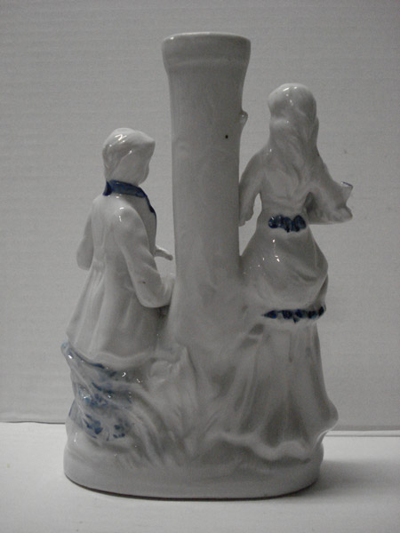 Porselein beeld Man en vrouw bij zuil blauw / wit