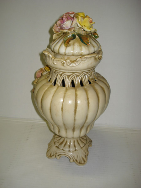 Vaas met bovenop bloemen