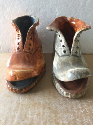Porselein: Twee stuks oude schoenen.Bijzonderheden gemerkt G.Tardieu Fabrikant BiotL: 13 cm | B:7 cm | H: 6 cm.