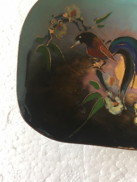 Vogel geschilderd op metaal in plastic staander.L: 8 cm | B: 6 cm | H: 0,5 cm.