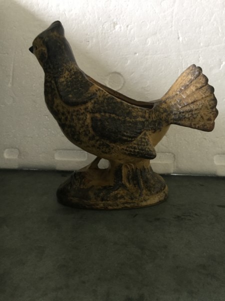 Vogel bruin als bloembak