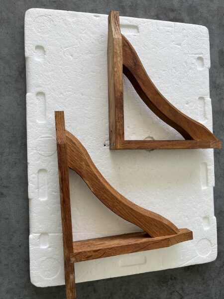 Twee houten boekensteunen