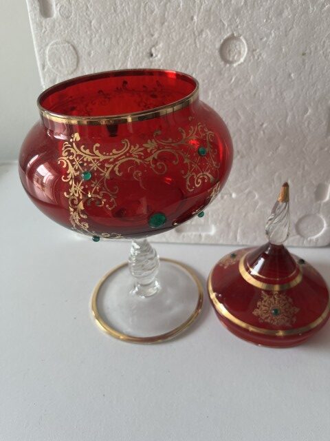 Vaas rood met groene parels